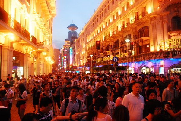 The very busy pedestrian street | Photo