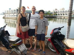 Avec notre ami Xiao au bord du lac