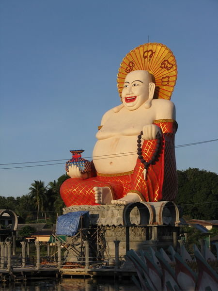 Statue at Wat Plai Leam