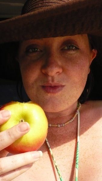 Laura eats Apple