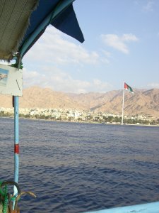 riesige jordanische Flagge von weitem