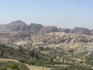 erster Blick auf die Felsenstadt Petra