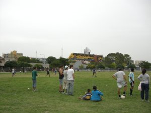 fussballspielen vor dem la bocca stadion