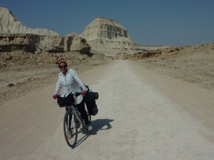 Noushin cycling in the desert