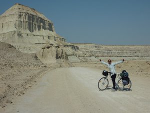 Noushin cycling in the desert