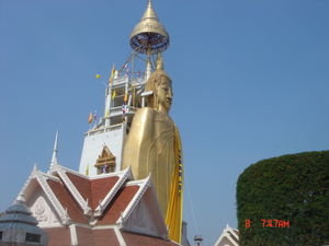 tempel en boedha bezoeken met de tuk tuk in Bangkok.