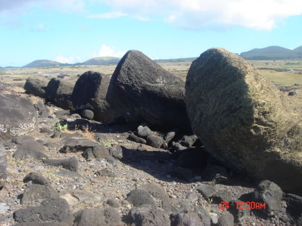 Liggende beelden oftewel Moai's.