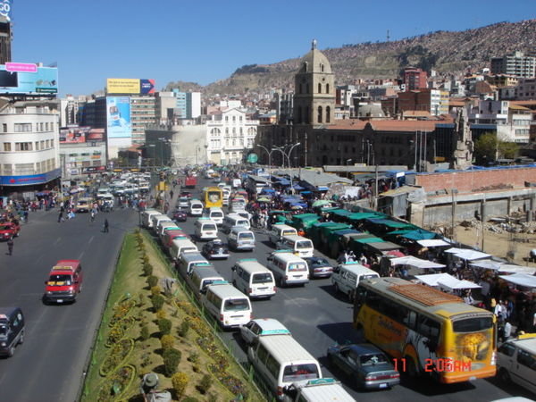 Druk en veel uitlaatgassen in La Paz.