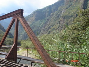Een brug over de rivier de .....picchu...hehehe