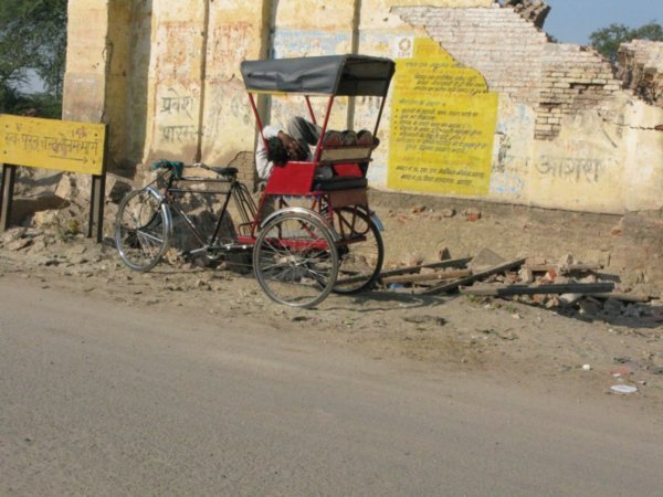 Having a break, cylce rickshaw man, Agra