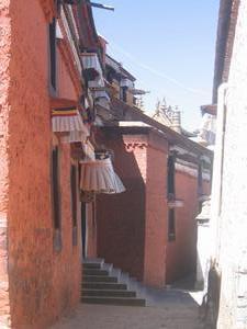 Apart from the main temples, Tashilhunpo has a mass of small buildings connected by small alleys... it was fascinating to wonder around and get lost in. 