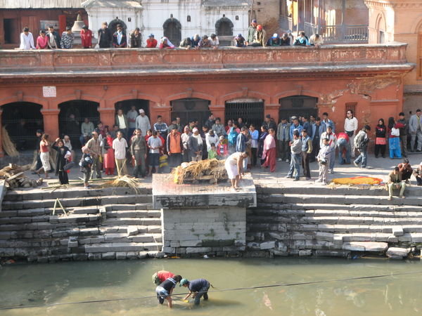 Mourners at Pashupatinath at cremation