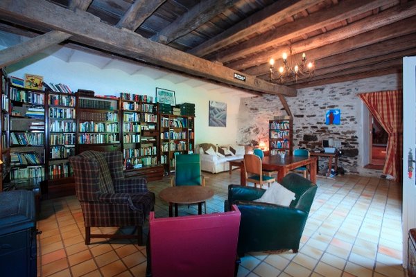 La Muse's wonderful library - complete with log fire