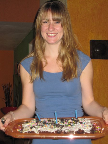 Leslie Baked a Cake! 