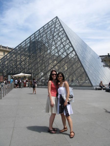 Devant la pyramide du Louvre