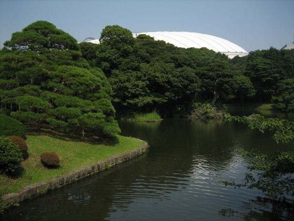 Lovely park with Tokyo dome behind
