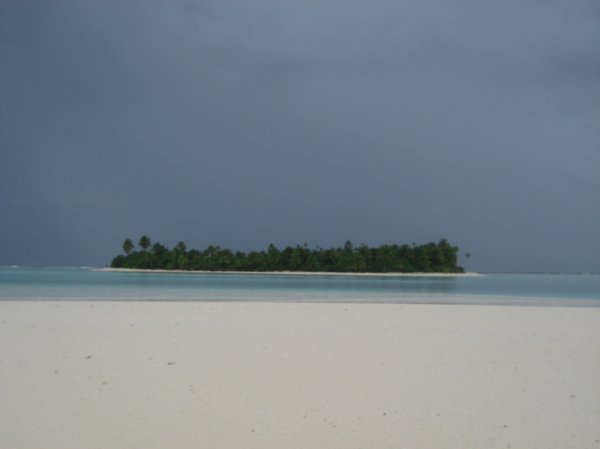 Small Motu and more rain on the way! - Aitutaki, Cook Islands