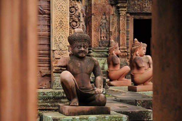 Figures at Banteay Srei