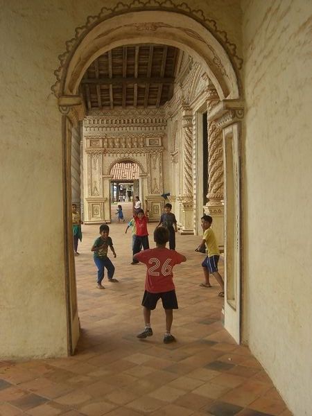 Niños jugando al futbol en los soportales de La Mision de San Javier