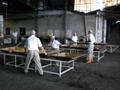 Obreros mezclando el jugo de caÃ±a para producir panelas