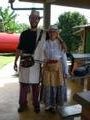 Ivan y Rocio vestidos de la forma tradicional en la que se vestian los recolectores de cafe antiguamente