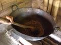Tostado tradicional delgrano de cafe en recipientes de cobre