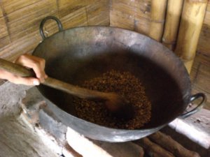Tostado tradicional delgrano de cafe en recipientes de cobre