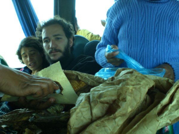Ivan y Rocio en un autobus Peruano de camino a Chile flipando con la cholita que cortaba el cordero con el autobus en marcha