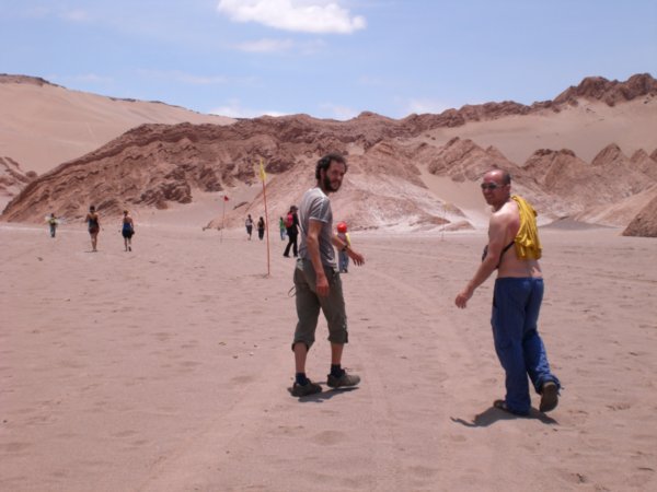 Ivan y Aimar en el desierto de Atacama yendo hacia el campeonato de Sanboard