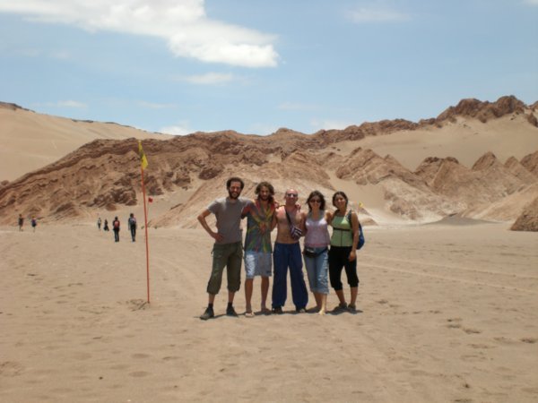 Ivan, Ladislao, Aimar, Monica y Rocio en el desierto de Atacama