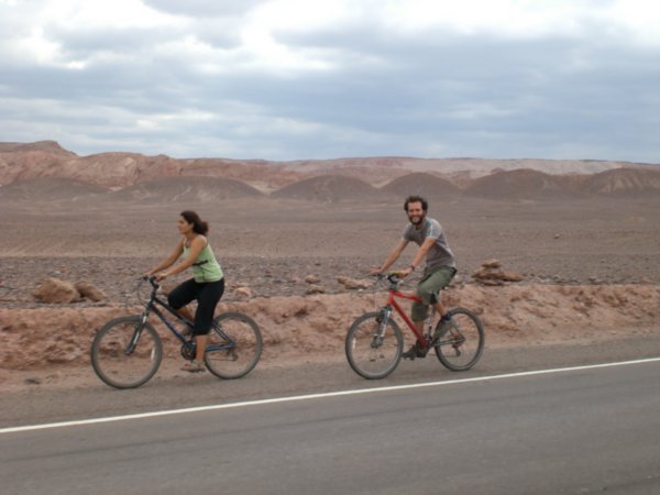 Rocio e Ivan pedaleando en el desierto