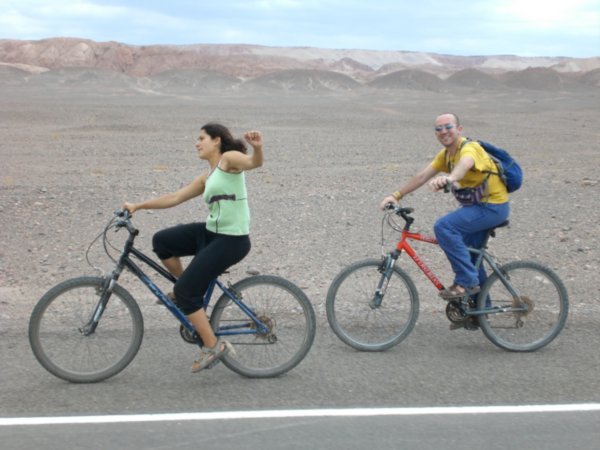 Rocio y Aimar pedaleando en el desierto
