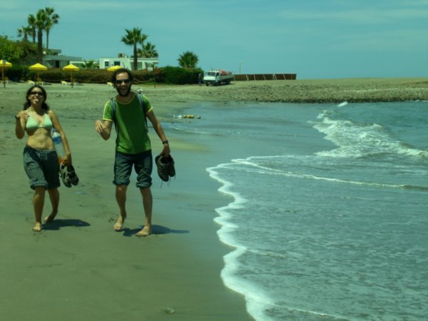 Rocio e Ivan haciendo el subnormal en la playa de Arica (al norte de Chile)