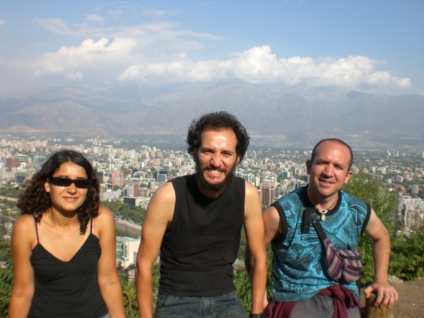 Rocio, Ivan y Aimar en lo alto del Cerro San Cristobal