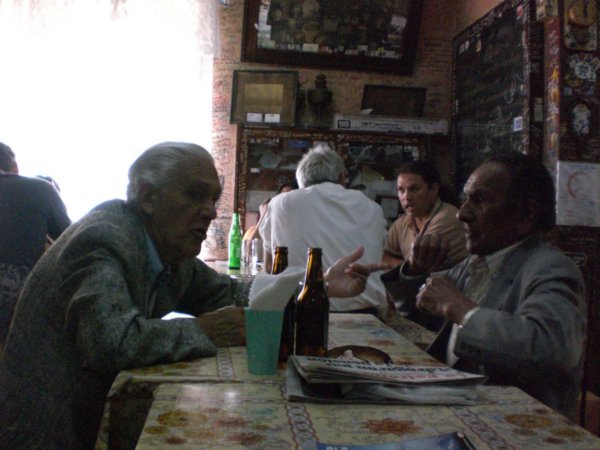 Dos abuelos discutiendo en el bar J.Cruz