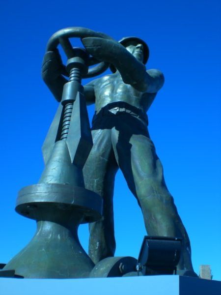 Estatua de caleta Olivia en homenaje a los obreros petroleros de Santa Cruz