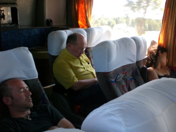 Aimar, Patxi y Rocio durmiendo en el bus