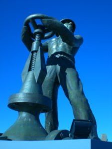 Estatua de caleta Olivia en homenaje a los obreros petroleros de Santa Cruz