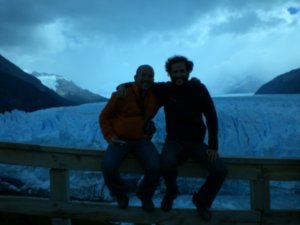 Aimar e Ivan en las pasarelas del glaciar