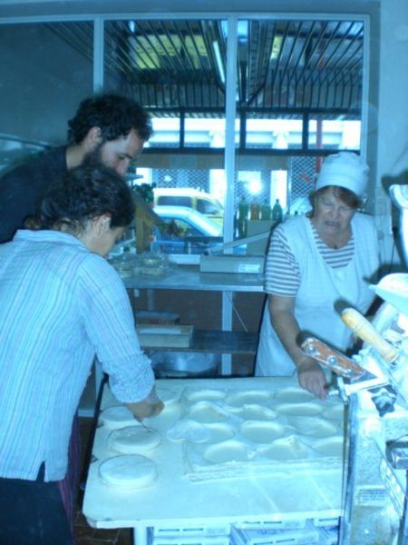 Ivàn y Rocio ayudando a Teresita (mujer de Pepe) en el comercio de pastas