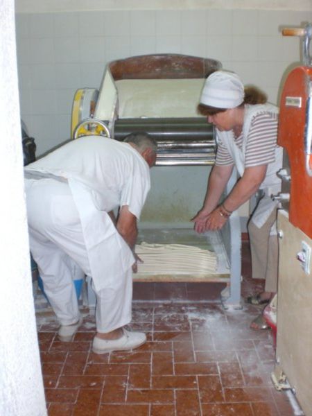 Pepe y Teresita haciendo la pasta para las empanadas