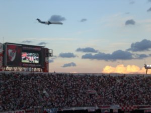 Un aviòn sobrevolando el estadio Monumental de River Plate