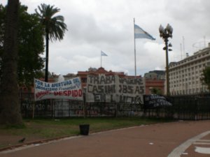 Pancartas reivindicativas de la plaza de Mayo