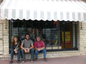 Elena (tia de Ivàn), Ivàn y Pepe(hermano de Elena) sentados en la tienda de su madre Consuelo en Lujàn