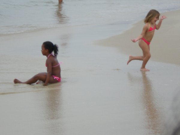 Ninas banandose en la playa Ipanema