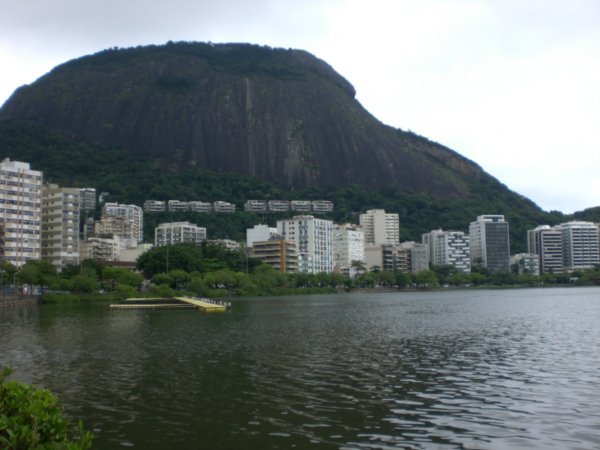 Uno de los morros (montes) que rodean Rio al lado del lago de Rio