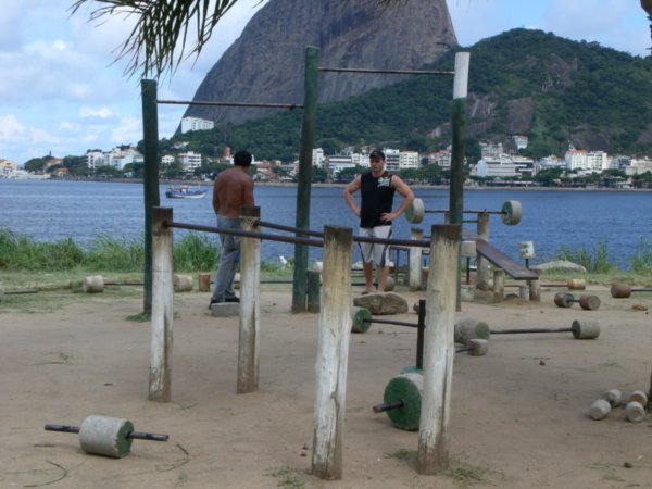 Gimnasio improvisado al lado de la playa de Botafogo