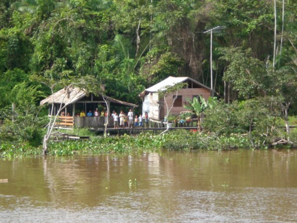 casa tipica de indigenaos en el amazonas