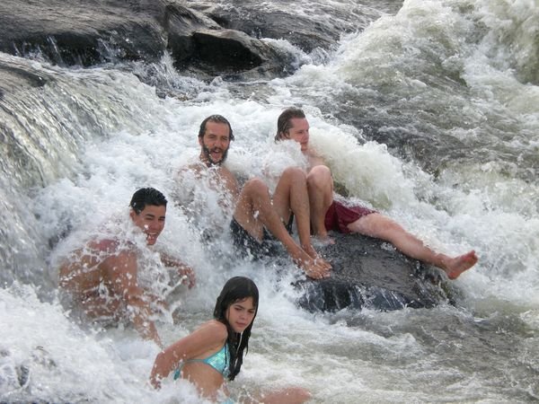 Bañandonos en unas cataratas de la gran Sabana