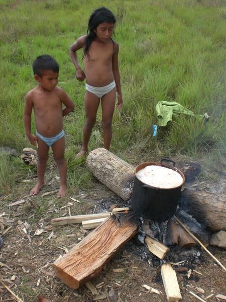 Comunidad indigena en la gran Sabana preparando pan de Yuca